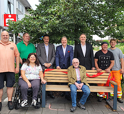 Verbesserung der Aufenthaltsqualität in der Lochhauser Straße – Einweihung einer neuen Sitzgelegenheit